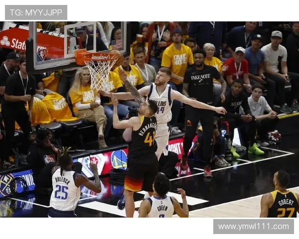 詹姆斯盛赞克莱伯关键时刻表现出色展现强硬气魄